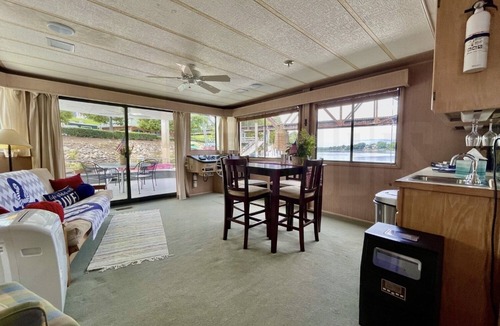 Downtown Boat Rental | Dockside Retreat Aboard Savannah Rae