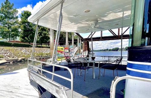 Downtown Boat Rental | Dockside Retreat Aboard Savannah Rae