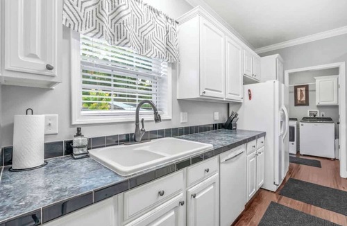 Six Mile House | DockTales - Panoramic Views & Private Dock