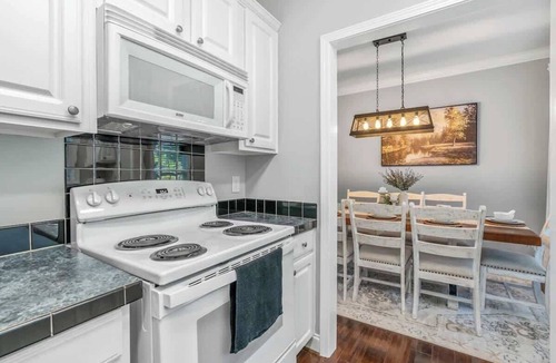 Six Mile House | DockTales - Panoramic Views & Private Dock