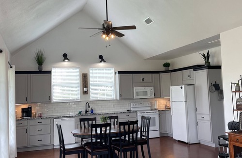 Riesel Cabin | Doe's Hideaway - rural retreat