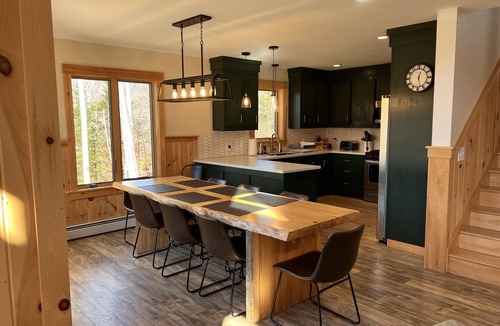 Carrabassett Valley Ski Chalet | Dog-friendly chalet + hot tub, EV charger