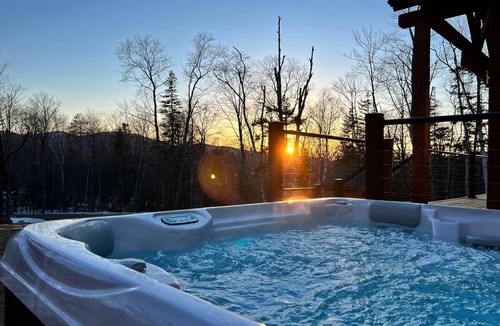 Carrabassett Valley Ski Chalet | Dog-friendly chalet + hot tub, EV charger