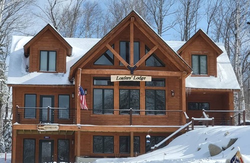 Carrabassett Valley Ski Chalet | Dog-friendly chalet + hot tub, EV charger