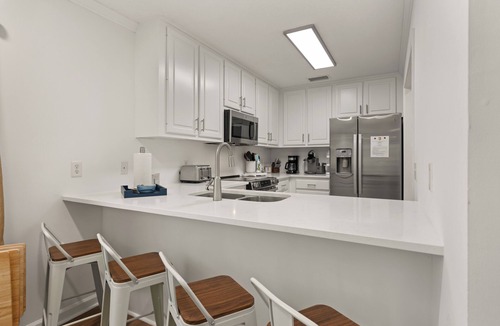 Demere Park House | Dog Friendly, Steps away from the beach, Restaurants, Village, and Pier.