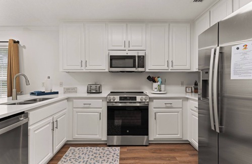 Demere Park House | Dog Friendly, Steps away from the beach, Restaurants, Village, and Pier.