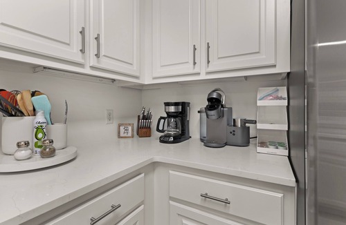 Demere Park House | Dog Friendly, Steps away from the beach, Restaurants, Village, and Pier.