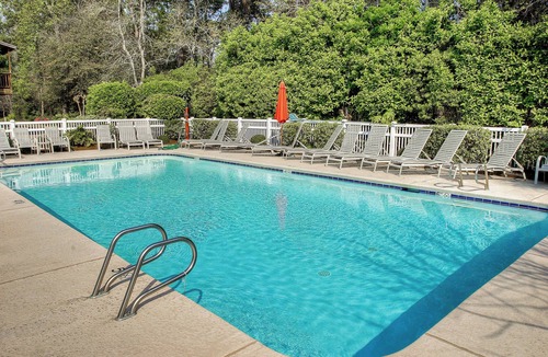 Demere Park House | Dog Friendly, Steps away from the beach, Restaurants, Village, and Pier.