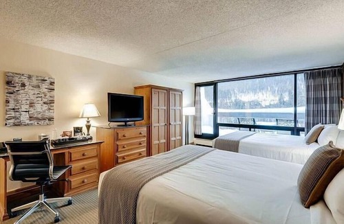 Lakeside Village Hotel | Dog Friendly 2 Queen Beds Rm w/Patio | Spa & Pool