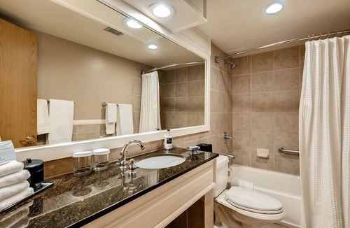 Lakeside Village Hotel | Dog Friendly 2 Queen Beds Rm w/Patio | Spa & Pool