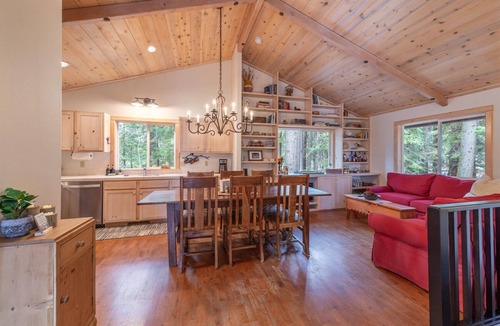 Tahoe Pines House | Dog-Friendly 3-Bedroom Home, Minutes to Beach!