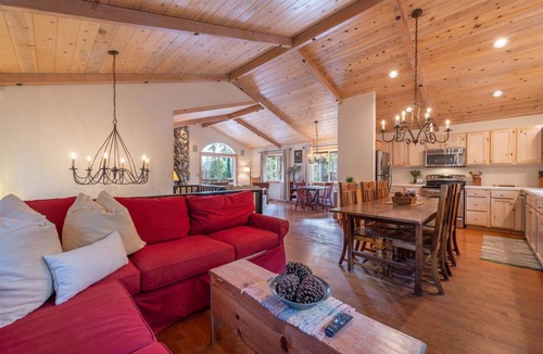 Tahoe Pines House | Dog-Friendly 3-Bedroom Home, Minutes to Beach!