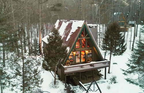 Jay House | Dog-Friendly A-Frame Fireplace · Fenced Yard · 4BR · 7mi to Whiteface