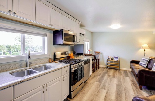 Anacortes Apartment | Dog-Friendly Anacortes Retreat w/Shared Hot Tub!