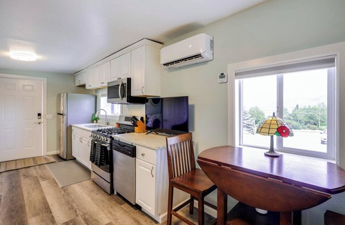 Anacortes Apartment | Dog-Friendly Anacortes Retreat w/Shared Hot Tub!