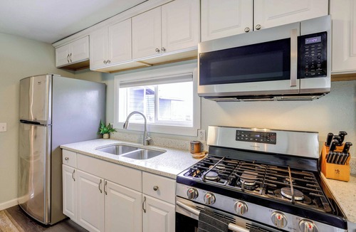 Anacortes Apartment | Dog-Friendly Anacortes Retreat w/Shared Hot Tub!