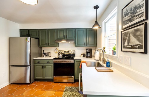 Eastport Apartment | Dog-Friendly Annapolis Apartment | Parking, Private Backyard & Walkable to Shops and Restaurants
