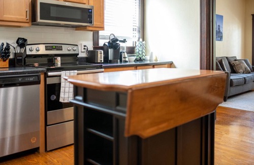 The Southampton Apartment | Dog-Friendly Apt with Office