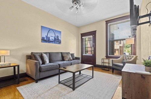 The Southampton Apartment | Dog-Friendly Apt with Office