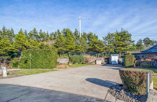 Agate Beach RV Rental | Dog Friendly, Available with 50AMP, 30AMP, Water and Sewer hook up's, WiFi