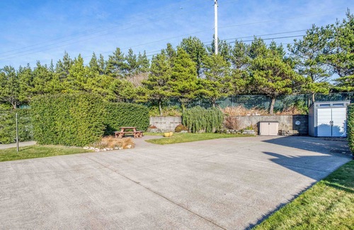 Agate Beach RV Rental | Dog Friendly, Available with 50AMP, 30AMP, Water and Sewer hook up's, WiFi
