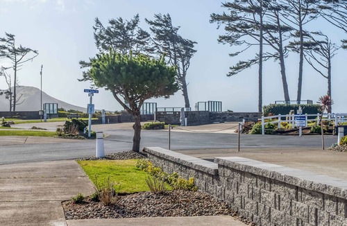 Agate Beach RV Rental | Dog Friendly, Available with 50AMP, 30AMP, Water and Sewer hook up's, WiFi