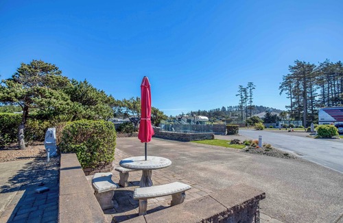 Agate Beach RV Rental | Dog Friendly, Available with 50AMP, 30AMP, Water and Sewer hook up's, WiFi