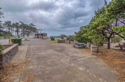 Agate Beach RV Rental | Dog Friendly, Available with 50AMP, 30AMP, Water and Sewer hook up's, WiFi