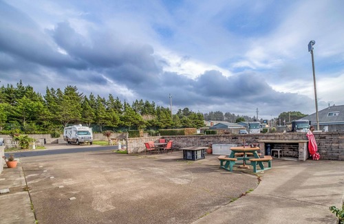 Agate Beach RV Rental | Dog Friendly, Available with 50AMP, 30AMP, Water and Sewer hook up's, WiFi