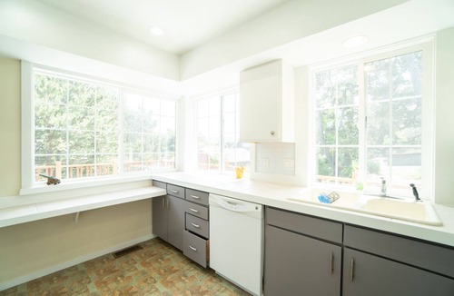 Seaside House | Dog Friendly Beach Cottage, less than 1 Block to Beach/Promenade, Close to Town