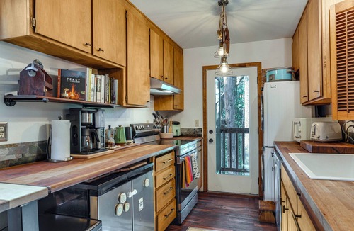 Dorrington Cabin | Dog-Friendly Cabin 3 Mi to Big Trees State Park!