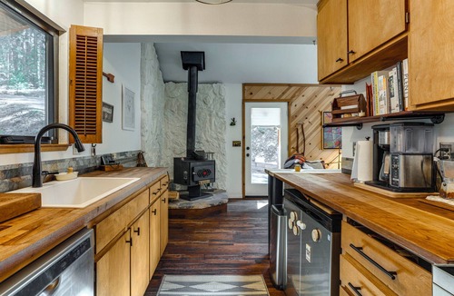 Dorrington Cabin | Dog-Friendly Cabin 3 Mi to Big Trees State Park!