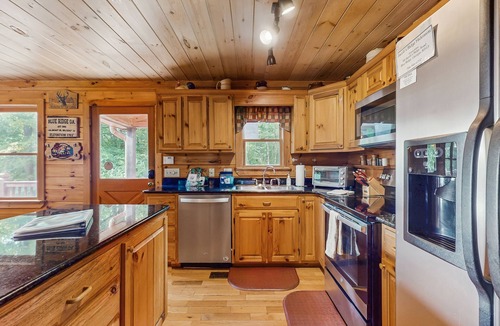 Blue Ridge Cabin | Dog-friendly cabin with wraparound deck, outdoor firepit, & game room