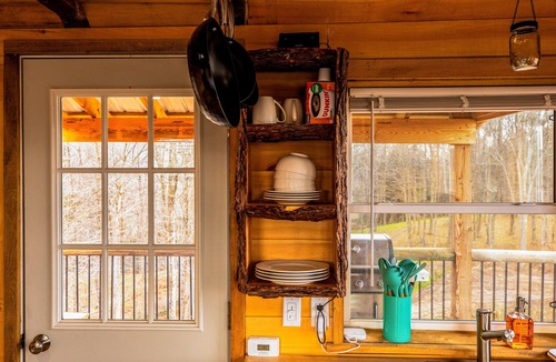 Franklin Springs Apartment | Dog-friendly cabin with deck plus access to a hot tub, game room, & gym