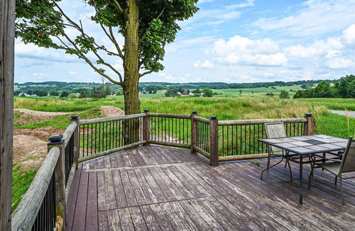 Franklin Springs Apartment | Dog-friendly cabin with deck plus access to a hot tub, game room, & gym
