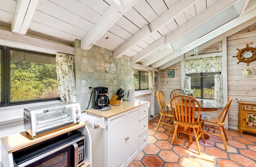 Inglenook Cabin | Dog-friendly cabin with park & beach access - fireplace & firepit