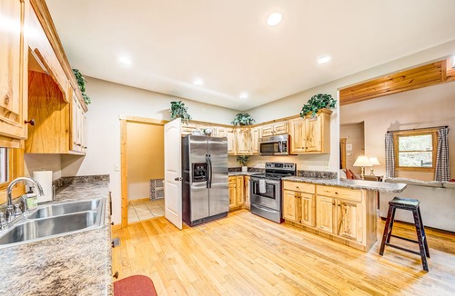 Ellijay Cabin | Dog-Friendly Cabin with Access to Shared Pools, Golf, Fishing Pong