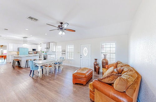 Cameron House | Dog-Friendly Cameron Home w/Pond + Poolside Patio