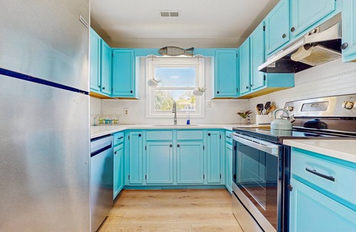 Long Beach Cottage | Dog-friendly coastal home with enclosed yard, fire pit and close to beach