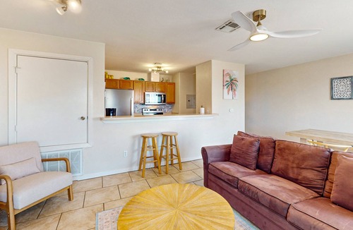 Corpus Christi Condo | Dog-friendly Condo with Pool & Free WiFi - Walk to the Beach