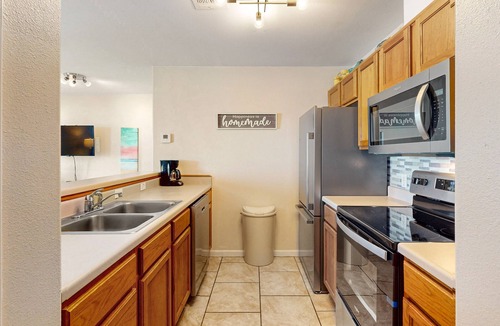 Corpus Christi Condo | Dog-friendly Condo with Pool & Free WiFi - Walk to the Beach