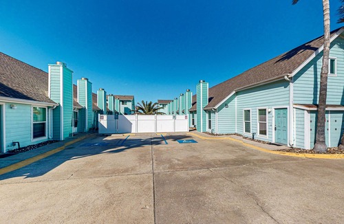 Corpus Christi Condo | Dog-friendly condo with WiFi - minutes from beach