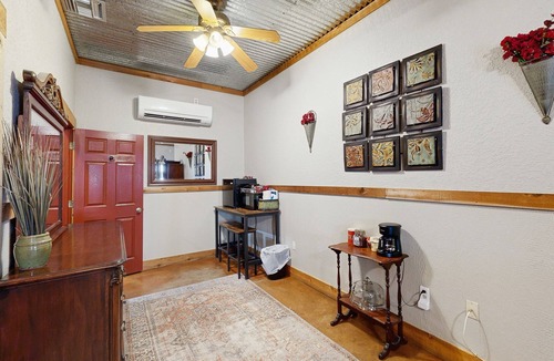 Fredericksburg Cabin | Dog-friendly cottage on HWY 290 Wine Trail