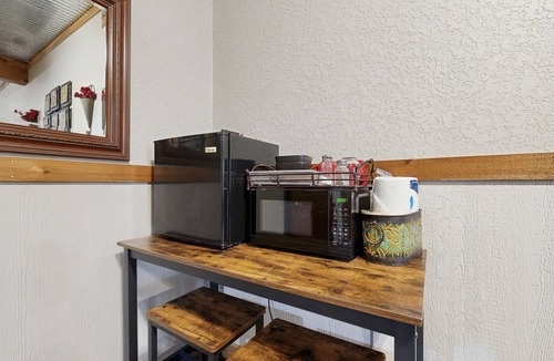 Fredericksburg Cabin | Dog-friendly cottage on HWY 290 Wine Trail