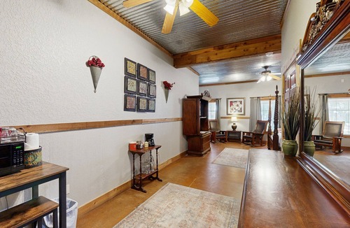 Fredericksburg Cabin | Dog-friendly cottage on HWY 290 Wine Trail