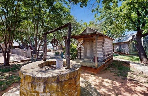 Fredericksburg Cabin | Dog-friendly cottage on HWY 290 Wine Trail
