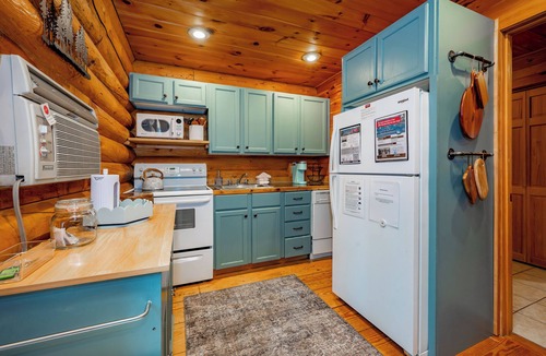 Thayerville Cabin | Dog Friendly Deep Creek Log Cabin w/Private Hot Tub