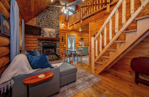 Thayerville Cabin | Dog Friendly Deep Creek Log Cabin w/Private Hot Tub
