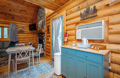 Thayerville Cabin | Dog Friendly Deep Creek Log Cabin w/Private Hot Tub