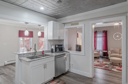 Auburn House | Dog-Friendly Downtown Auburn Apartment!